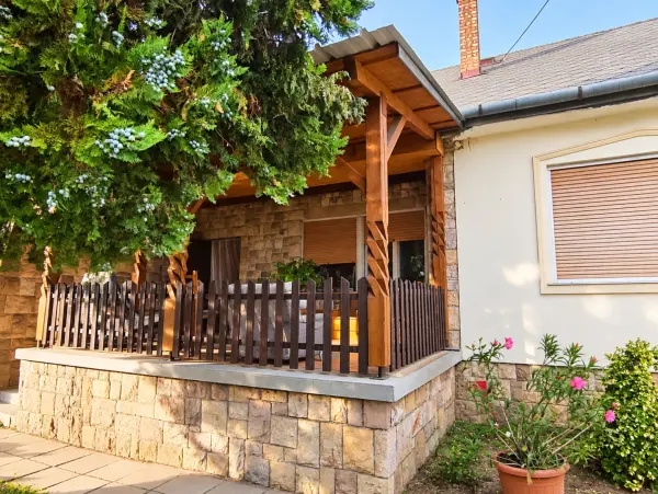 Eladó családi ház, Dánszentmiklós 5 szoba 218 m² 87.5 M Ft